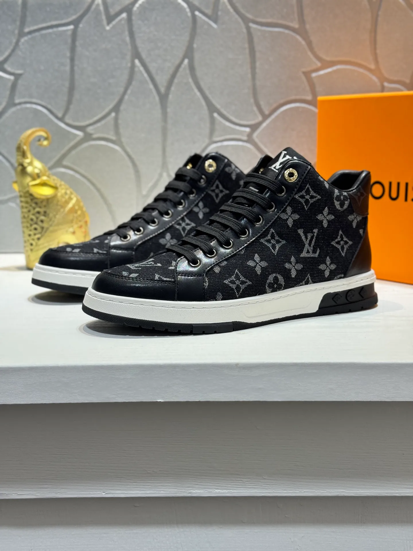 Men's shoes 💰420 [New style] 🐛🐛Top original order - Louis Vuitton®️ Trendy and fashionable yet low-key men's casual shoes, uppers made of LV denim spliced ​​with cowhide, comfortable and breathable, sheepskin lining, original rubber outsole, two colors available ~ a must-have for stylish men. Size: 38-44 (45 customized
